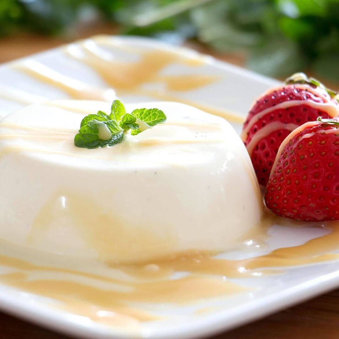 Creamy vanilla panna cotta with strawberries